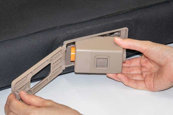 フィールドア「USB充電式電動ポンプ内蔵 インフレータブルキャンプマット」の電動ポンプ