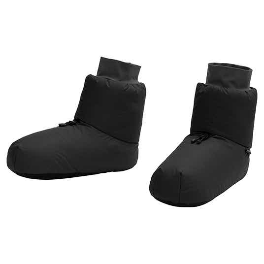 冷えやすい足先を重点的に暖められる、冬キャンプ用の履く防寒ギア