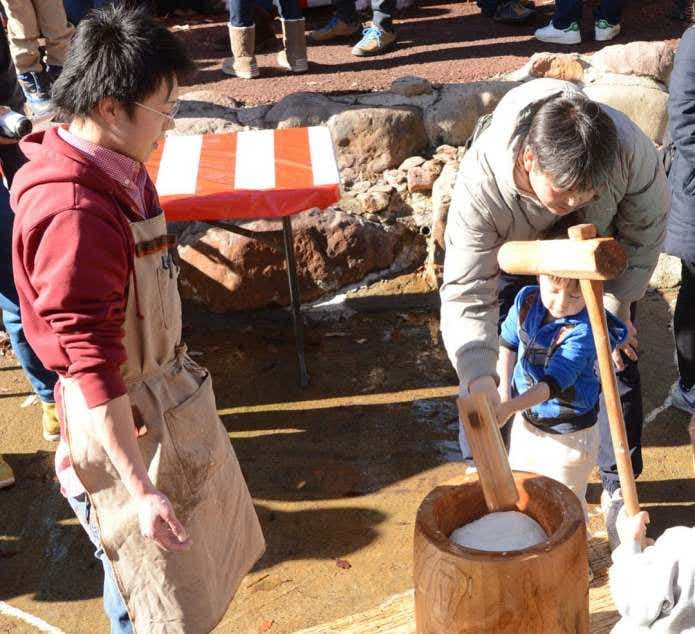 キャンプ場でお餅つき