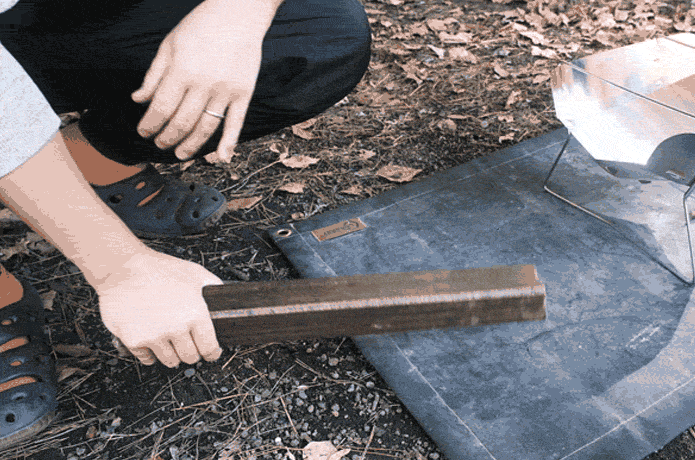 オガライトを割る様子