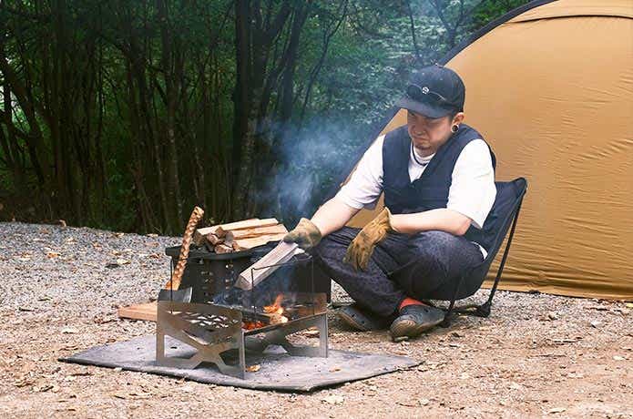 焚き火中に煙を浴びている様子