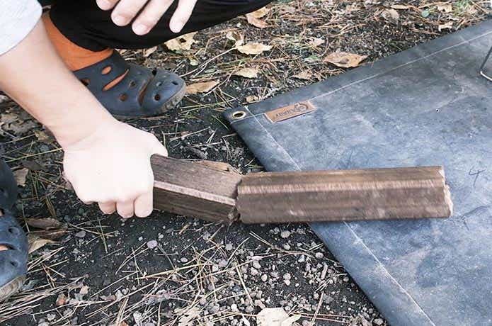 オガライトを割る様子