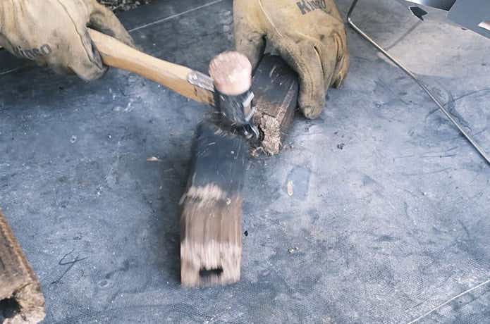 オガライトをハンマーで割る