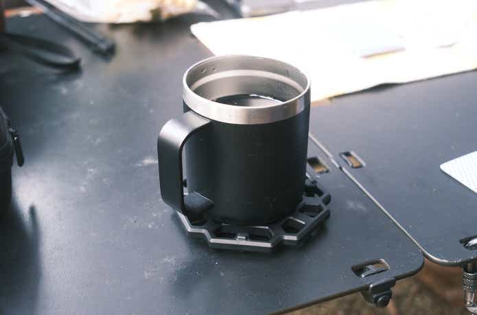 ジオメトリックプレートに置いたマグカップ