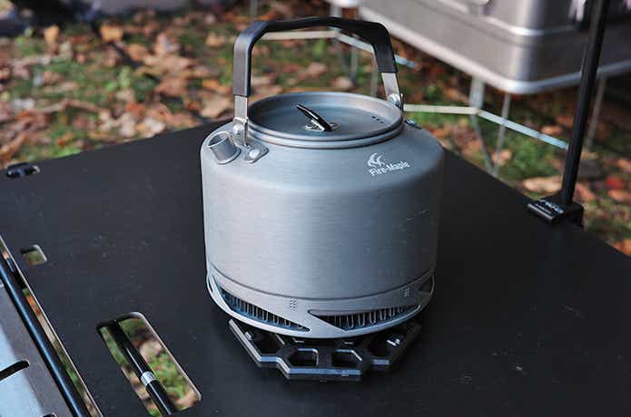 ケトルを置いたジオメトリックプレート