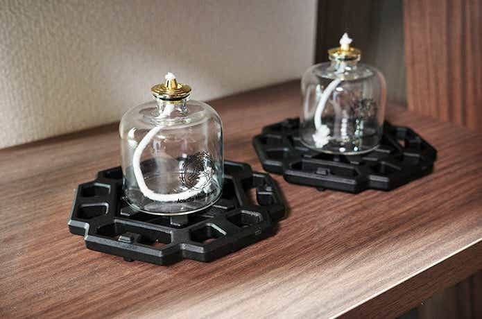 家の棚に飾ったジオメトリックプレート