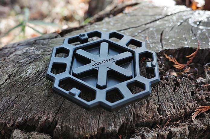 切り株の上に置いたジオメトリックプレート