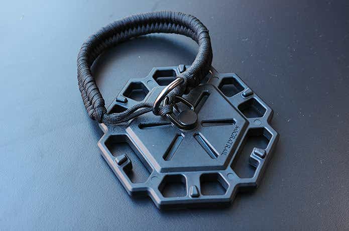 ジオメトリックプレートとDカン&ストラップ