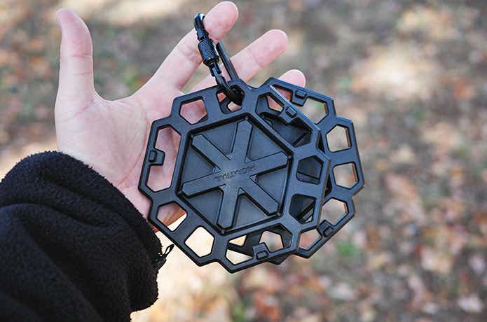 手に持ったジオメトリックプレート