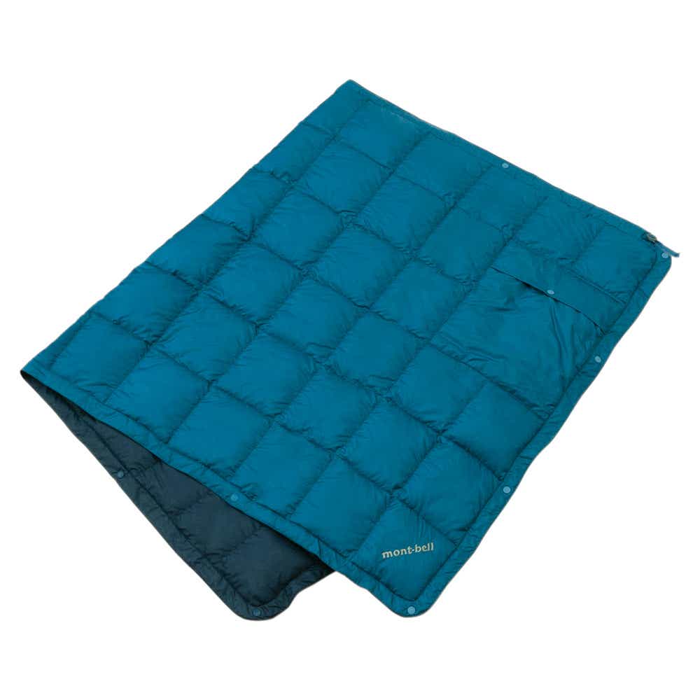 羽織り・巻き・シートの3役をこなすダウンブランケット。寒い外気でも快適に過ごせる