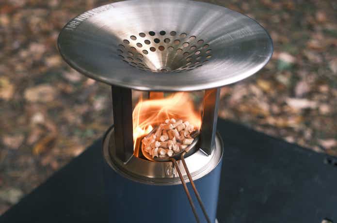 火がついたままペレットを補充