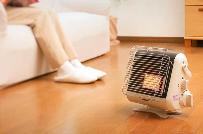屋内でコンパクトカセットヒーターをしようしている様子