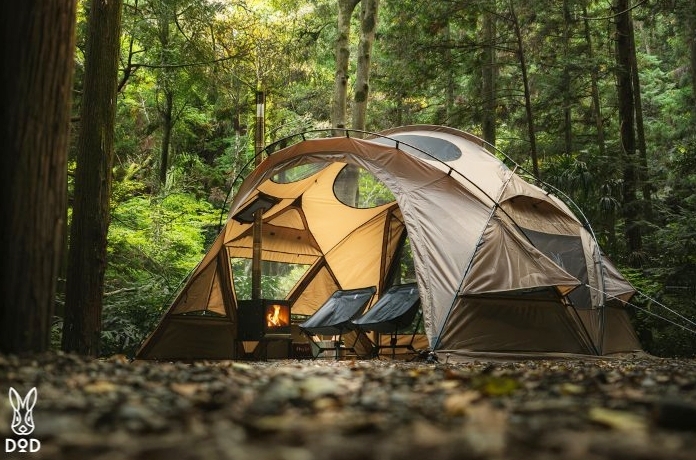 「DODがついに！」薪ストーブ対応テントを発表。しかも天窓デカすぎで“キャンプでドヤ顔”できます