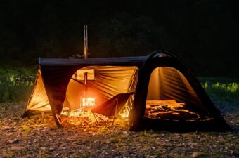 「薪ストーブ目の前すぎ」Mt.SUMIから“難燃加工テント”登場！小さすぎるグリルもあるよ