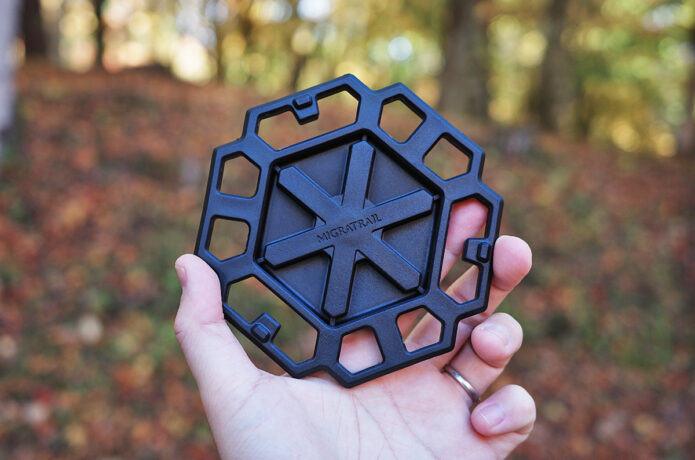 手に持ったジオメトリックプレート