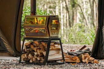 【カッコよすぎ】ガラス5面が美しい。斬新な“スタンド付き薪ストーブ”「Hive（ハイブ）」がポモリーから登場