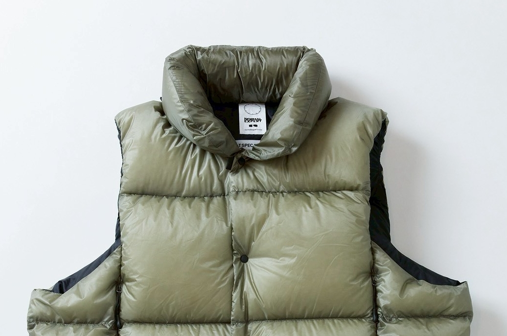 「背中が空いてる！？」暖かすぎるダウンベストに“豪快な温度調節”の機能を入れた新作登場。グリーンは限定カラー！