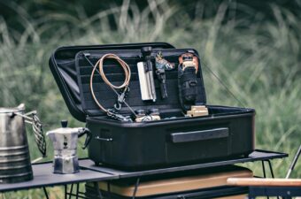 「細かいギアごちゃつき問題」解決。ネストアウト新作が“軽い・強い・フタ固定”できる収納ギアでした