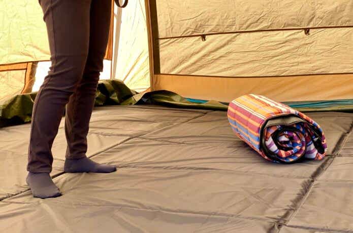 インナーマットを敷く人