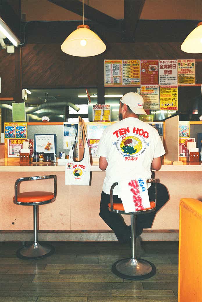 テンホウアイテムを着た男性