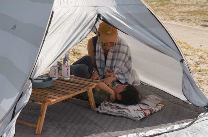 viaggio+「キルティングピクニックマット」を使う親子