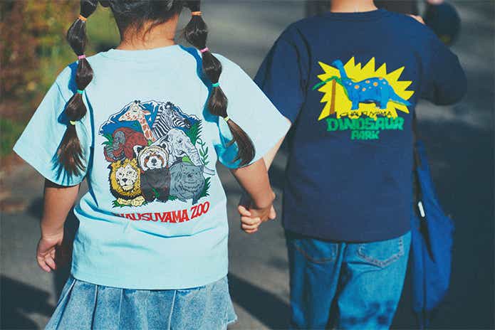 Tシャツを着る子供