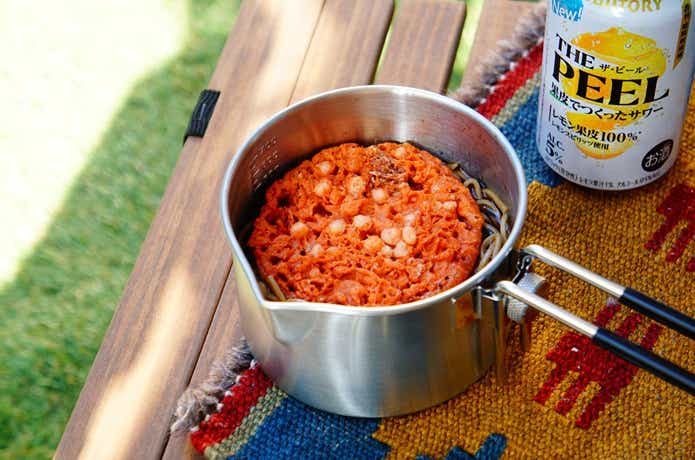 もへじ「紅生姜のかき揚げ」をそばにのせている様子