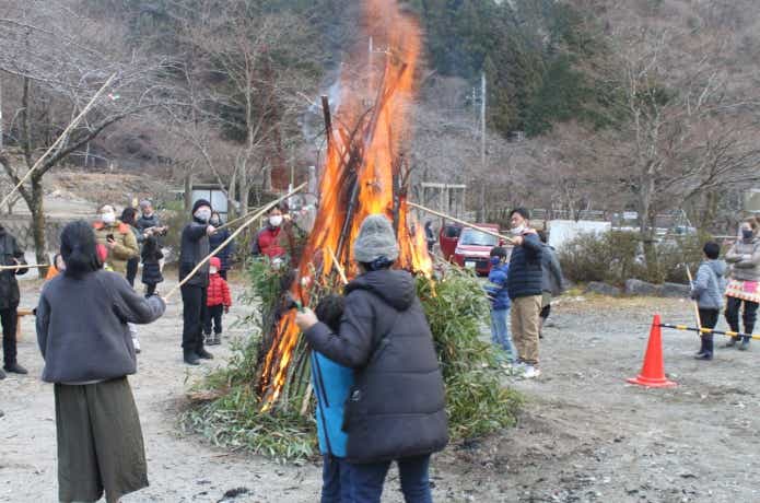 キャンプでお焚き上げをしている様子