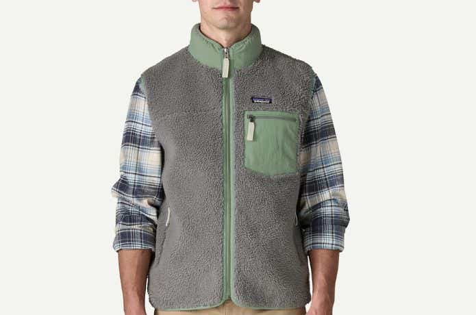 パタゴニア メンズ・クラシック・レトロX・ベストを着た人
