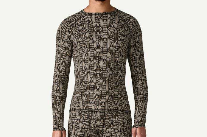 パタゴニア メンズ・キャプリーン・ミッドウェイト・クルーを着た人