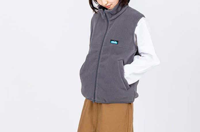 KAVU ポーラテックベストを着た人