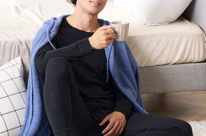 ワークマン メリノウール100ミドルウエイト長袖クルーネックを着てくつろぐ人