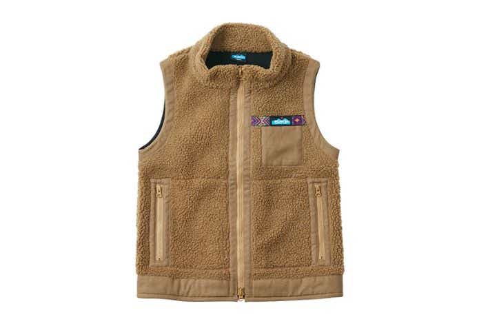 KAVU ボアベストを着た人