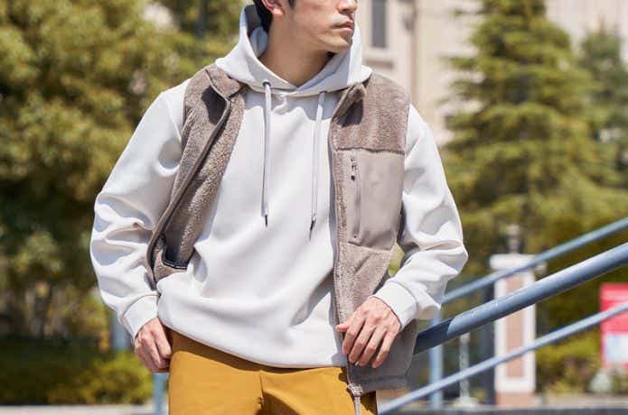 ワークマン コールドウェザーミリタリーフリースベストを着た人