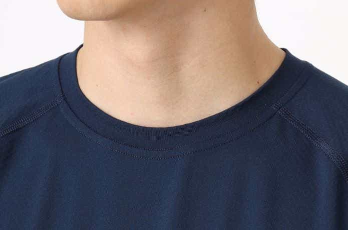 高機能のアウトドアインナーを着た人