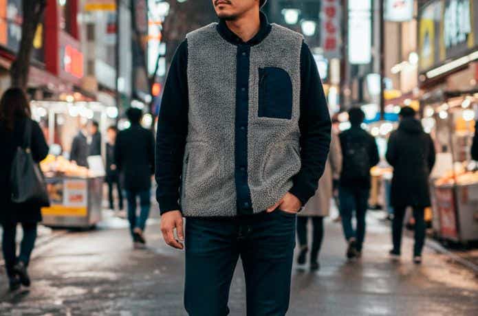 ワークマン ストレッチフリースノーカラーベストを着る人