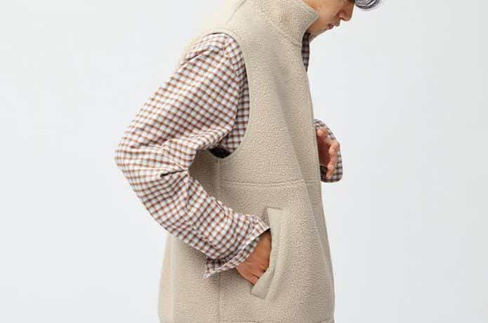 GU フリースジップベストを着る人