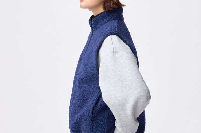 デニムに青色のフリースベストを合わせたコーデ