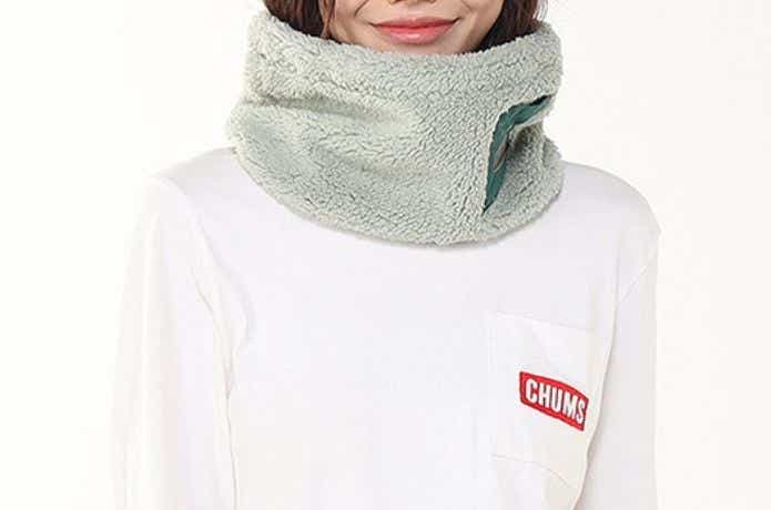 チャムス ボンディングフリースネックウォーマーをつけた人