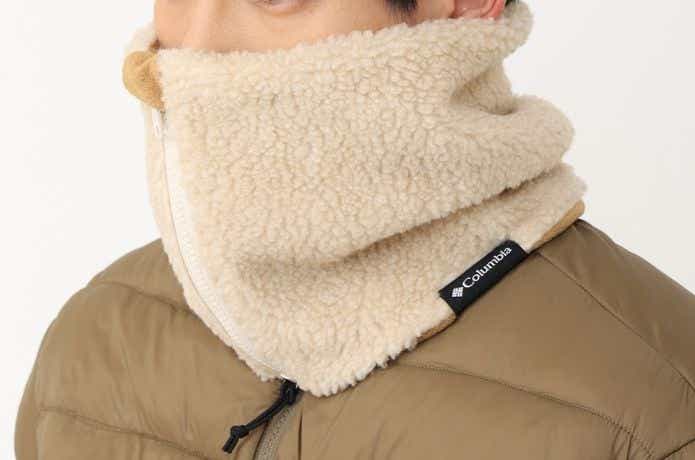 コロンビアのネックウォーマーをつけた人