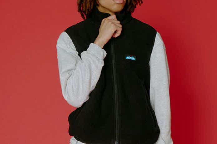 フリースベストを着た女性