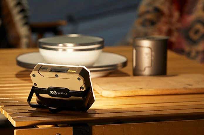 WAQ LEDランタン 2でテーブルの上を照らす