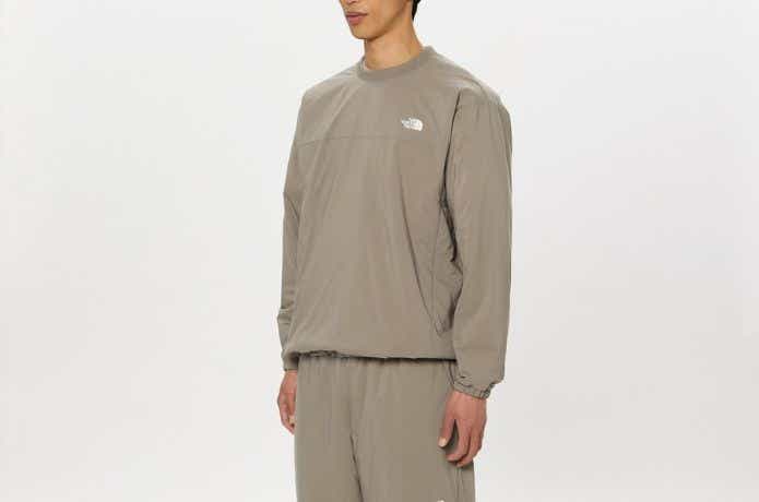 ザ・ノース・フェイス ベントリックスアクティブクルーを着た人