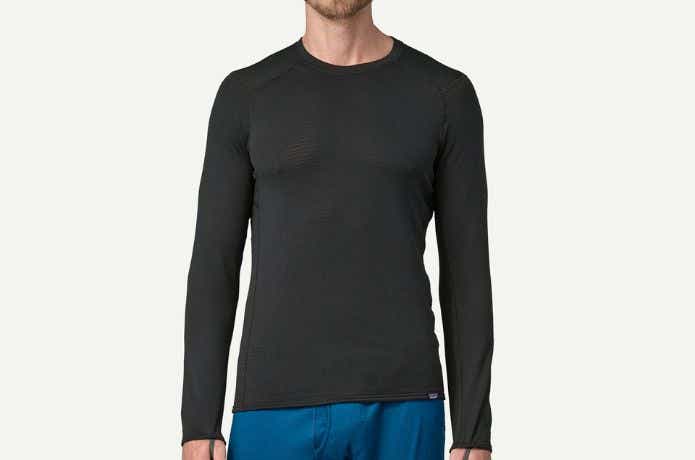 パタゴニア メンズ・キャプリーン・サーマルウェイト・クルーを着た人