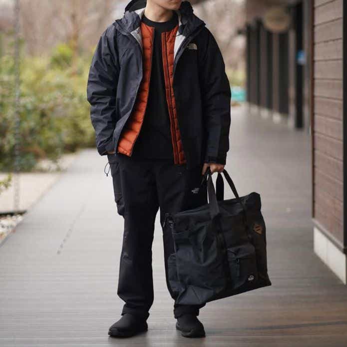 サンダーラウンドネックジャケットを活かした機能派レイヤードコーデ