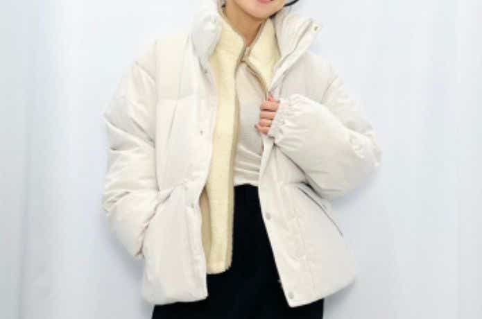 白で合わせたフリースベストコーデ