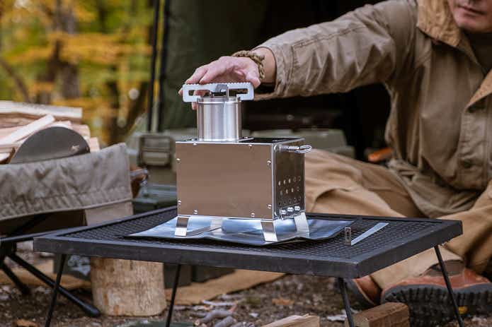 ミニ薪ストーブをテーブルの上に置く