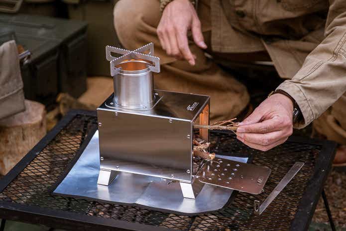 ミニ薪ストーブに小枝を入れる