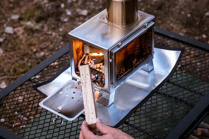 ミニ薪ストーブに薪を入れる