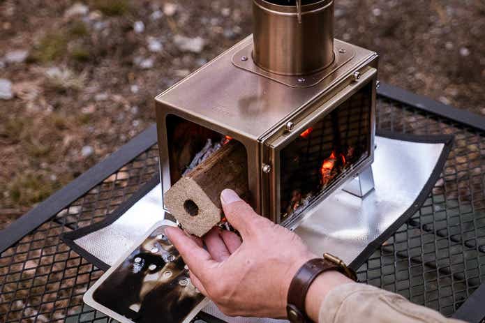 ミニ薪ストーブにオガライトを入れる